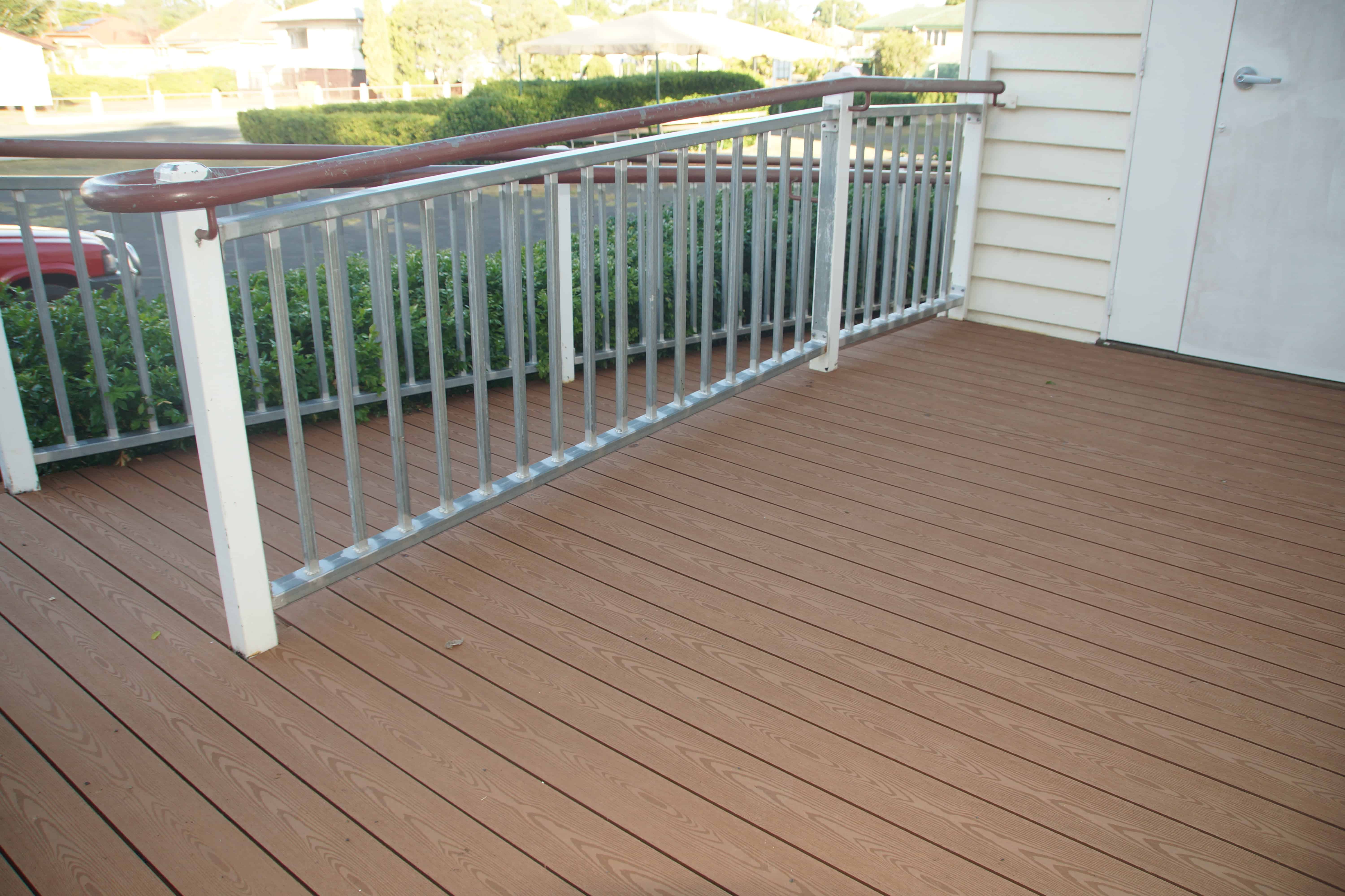 Quality composite decking image of Classic™ Redwood entry ramp